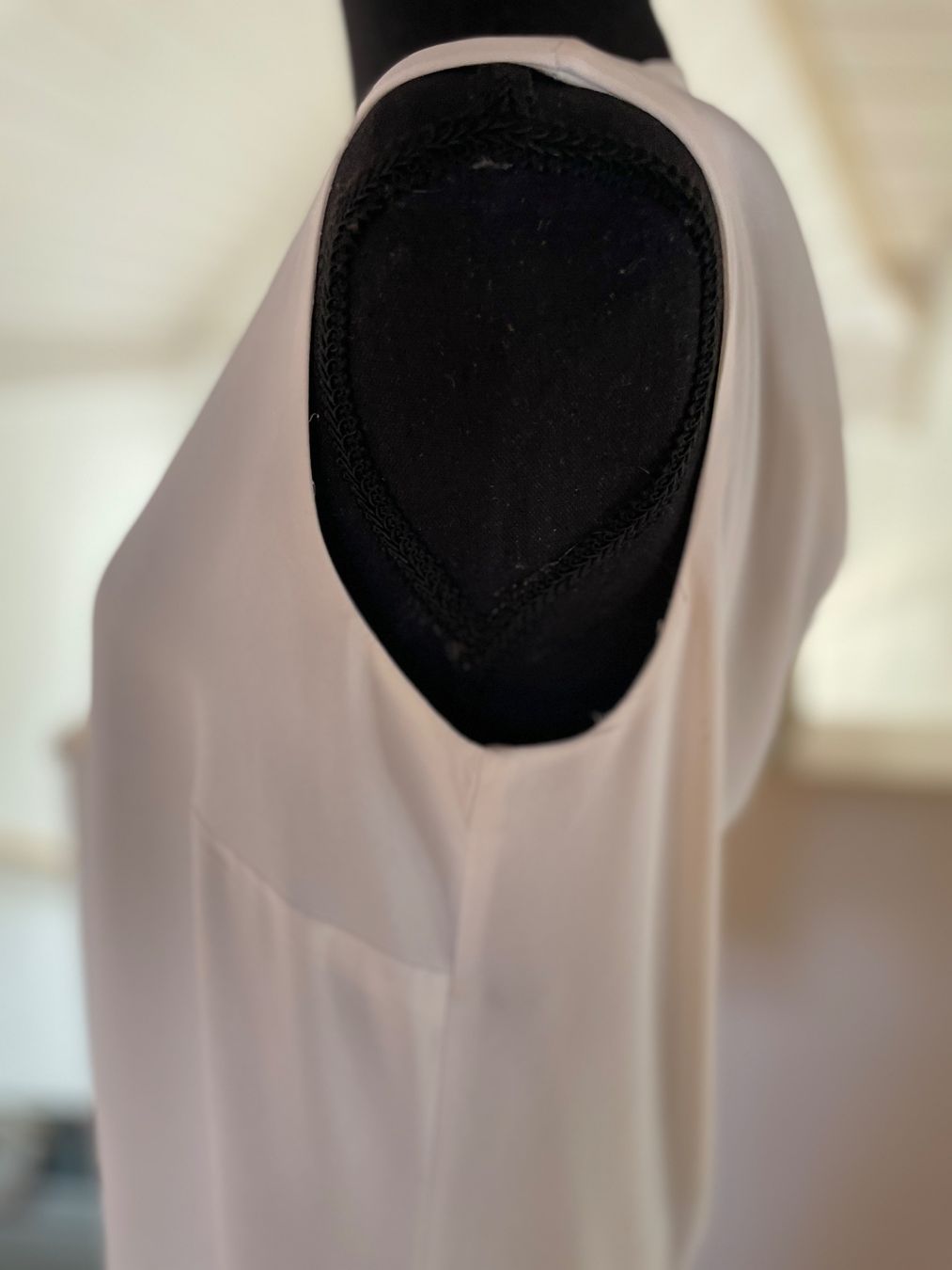Comma Top: Schickes Top / Bluse Gr. 36 Weiss V-Ausschnitt Comma – Usato da Birsfelden venduto da Nic21 2
