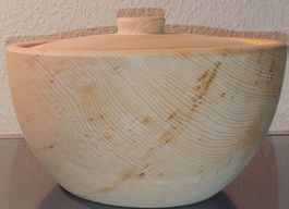 Handgedrechselter Topf aus Arvenholz
