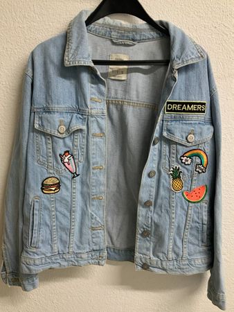 Damen Jeansjacke Bershka Grösse S mit Aufnähern guter Zus...
