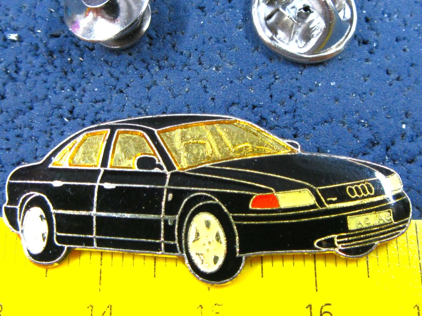 Audi Plaketten & Abzeichen: AUDI A6/8 SCHWARZ AUTO PIN GLASIERT MIT SECURITY-CLIP – Gebraucht aus Ettingen von Hausi4711 1
