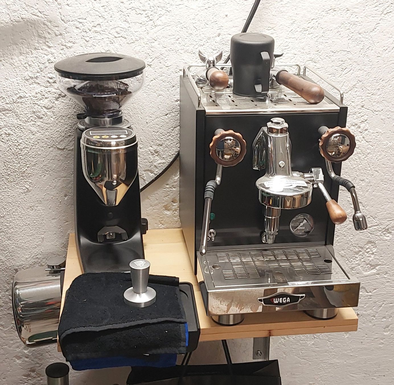Wega Macchine per caffè & Macchine per espresso: WEGA Mini 1 Gr. Espressomaschine Tazzarossa, neuwertig! – Usato da Maschwanden venduto da rosengingko