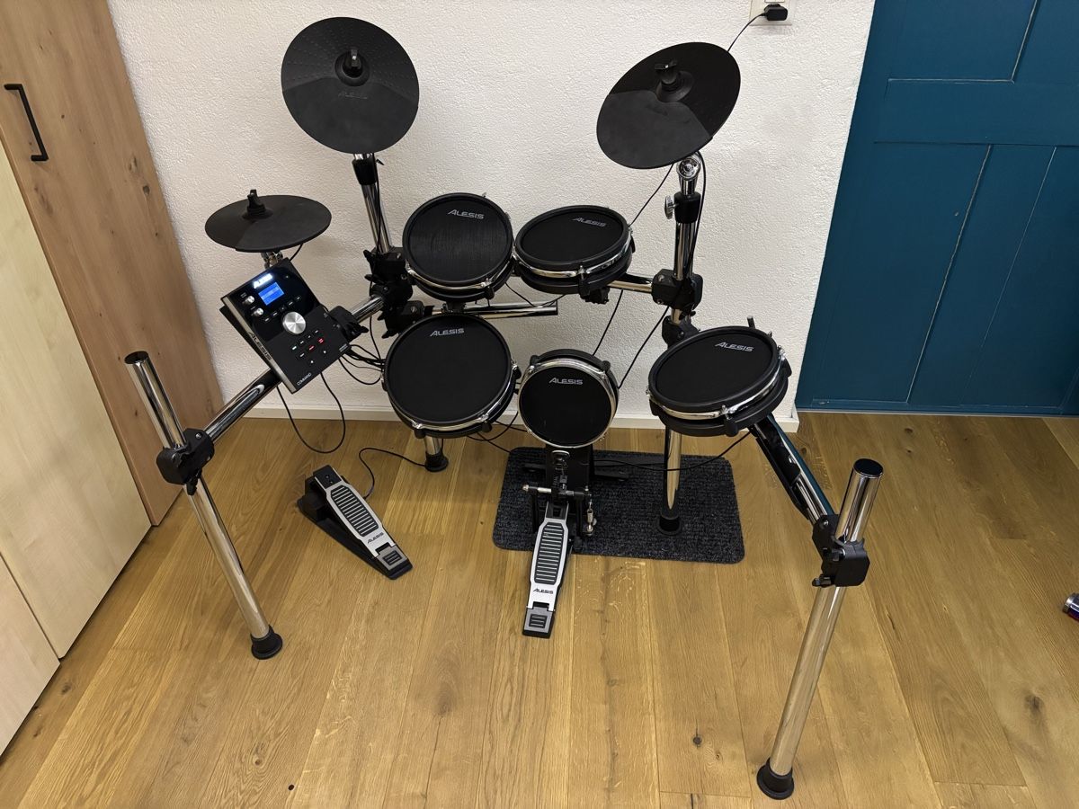Alesis Strumenti musicali: Alesis Command Mesh Kit - Elektronisches Schlagzeug, Top! – Usato da Solothurn venduto da Jfk 3
