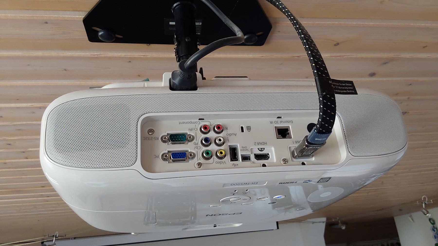 Epson Home Cinema: Heimkino Epson Beamer Motorleinwand – Usato da Basadingen venduto da Dant 2