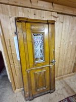 Alte Holztüre, restaurationsbedürftig, mit Glas
