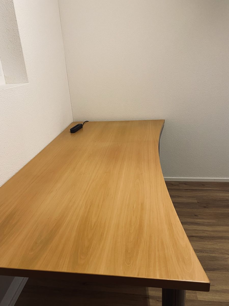Schreibtische: Eleganter Bürotisch mit Gitterkanal – Gebraucht aus Rupperswil von thowyz 1