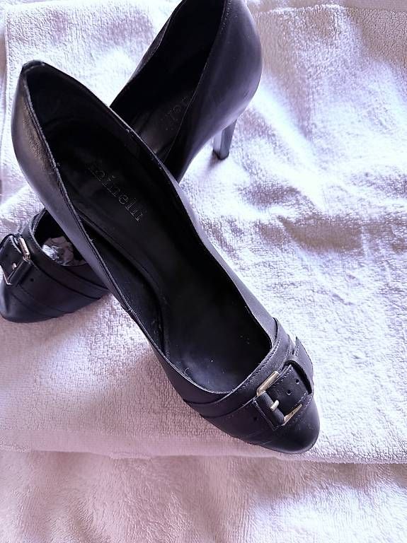 Scarpe da donna: Divers Chaussures cuire  Très bon état  – Usato da Troistorrents venduto da rabz