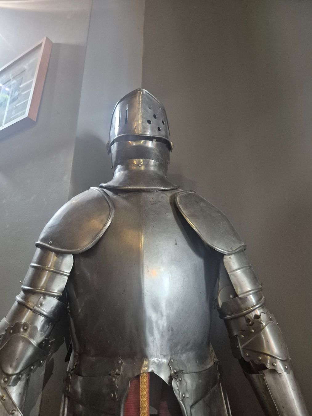 Tutte le decorazioni: Exceptionnelle Armure de jeune Prince médiéval – Usato da Morgins venduto da pmd_px9d 4