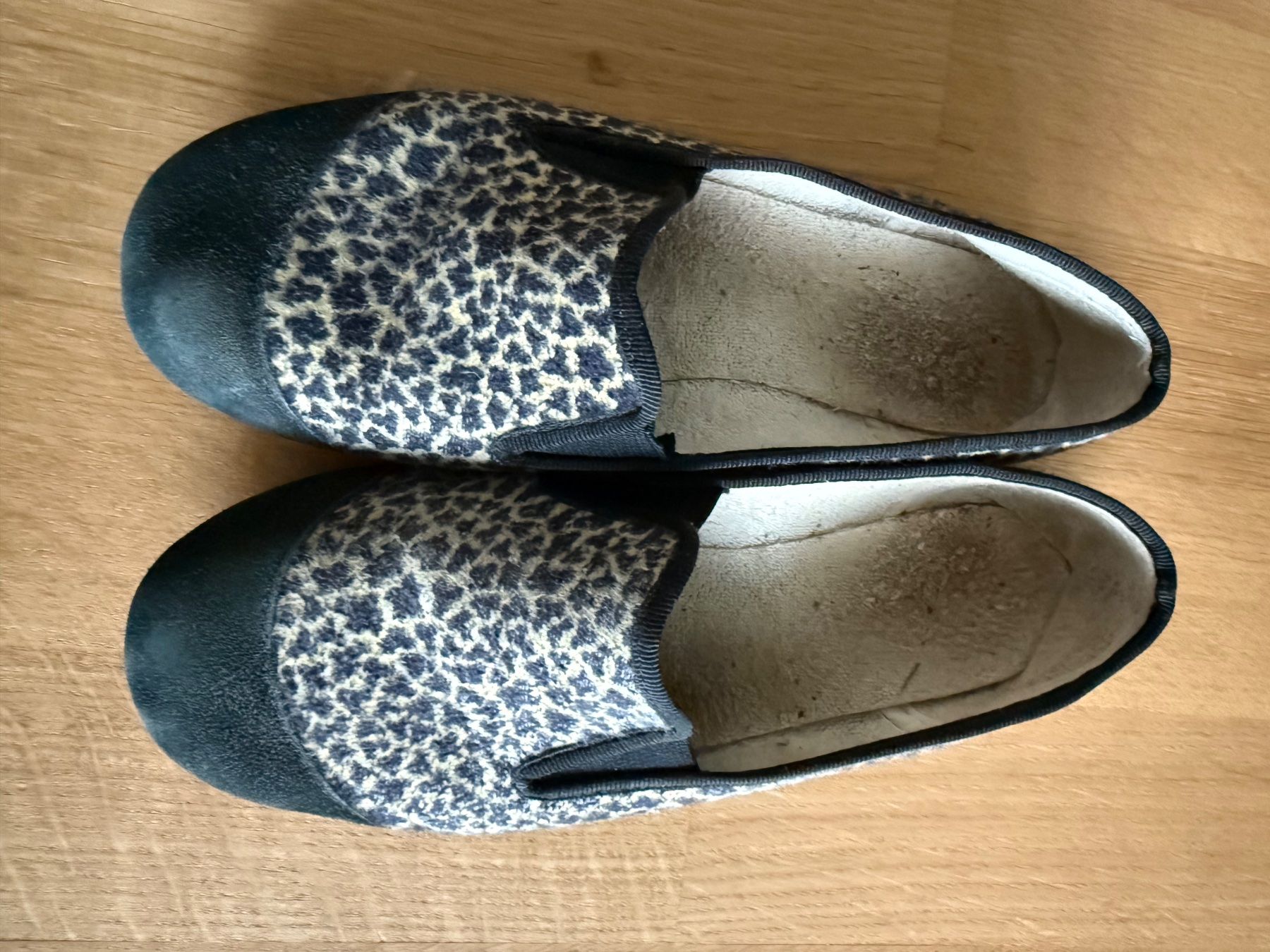 Abbigliamento: Tigerfinkli Hausschuhe Gr 35 – Usato da Hünibach venduto da rotestandem01