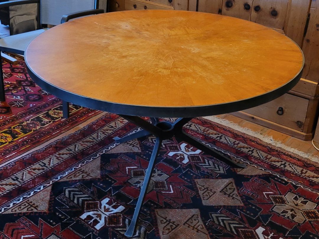 Tavoli: Table ronde avec pied en fer forgé – Usato da Le Landeron venduto da pat_5ygm