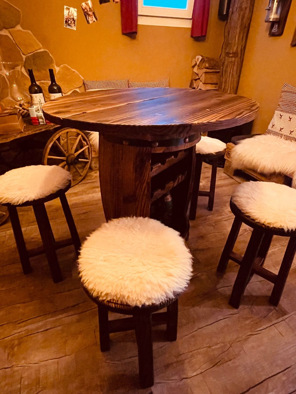 Set de table et chaises: Rustikales Tischset mit 4 Hockern gebraucht – D'occasion à Root par hue_8mqj 4