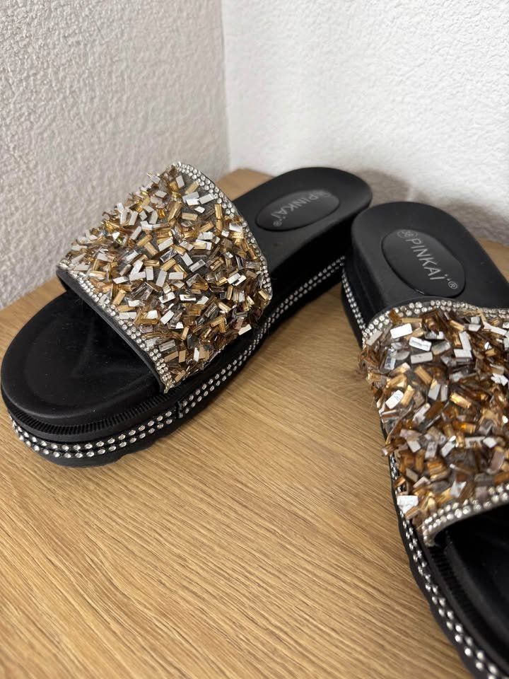Damenschuhe: neue schwarze Flip-Flops mit braunen Perlen 38 Schuhe – Gebraucht aus Wil SG von ale_x2zk 1