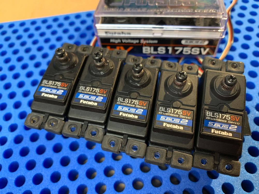 5 Futaba Servos BLS175SV 21kg Kaufen auf Ricardo