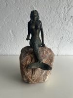 Meerjungfrau Skulptur aus Messing auf Naturstein