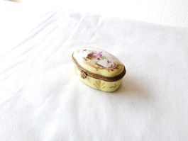 Ancienne petite boite en porcelaine peinte