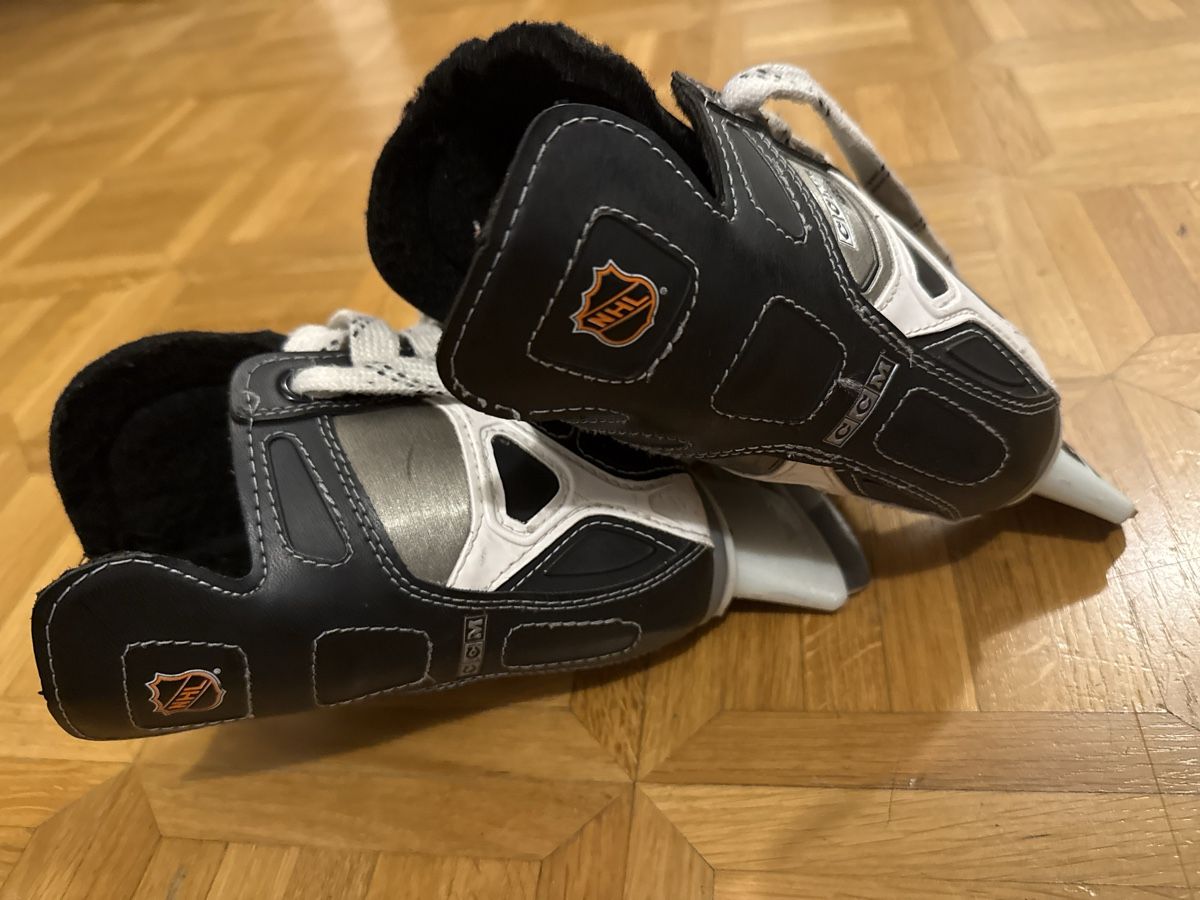 Ccm Pattini da ghiaccio: Eishockeyschlittschuhe CCM Grösse 28 – Usato da Kilchberg ZH venduto da rke_tf6m 4