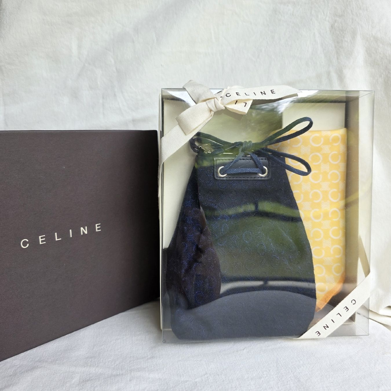 Celine Borse da donna: CELINE Geschenkset mit Tuch & Tasche Neu in Box – Nuovo e nell'imballaggio originale da Zürich venduto da LIMAR 1