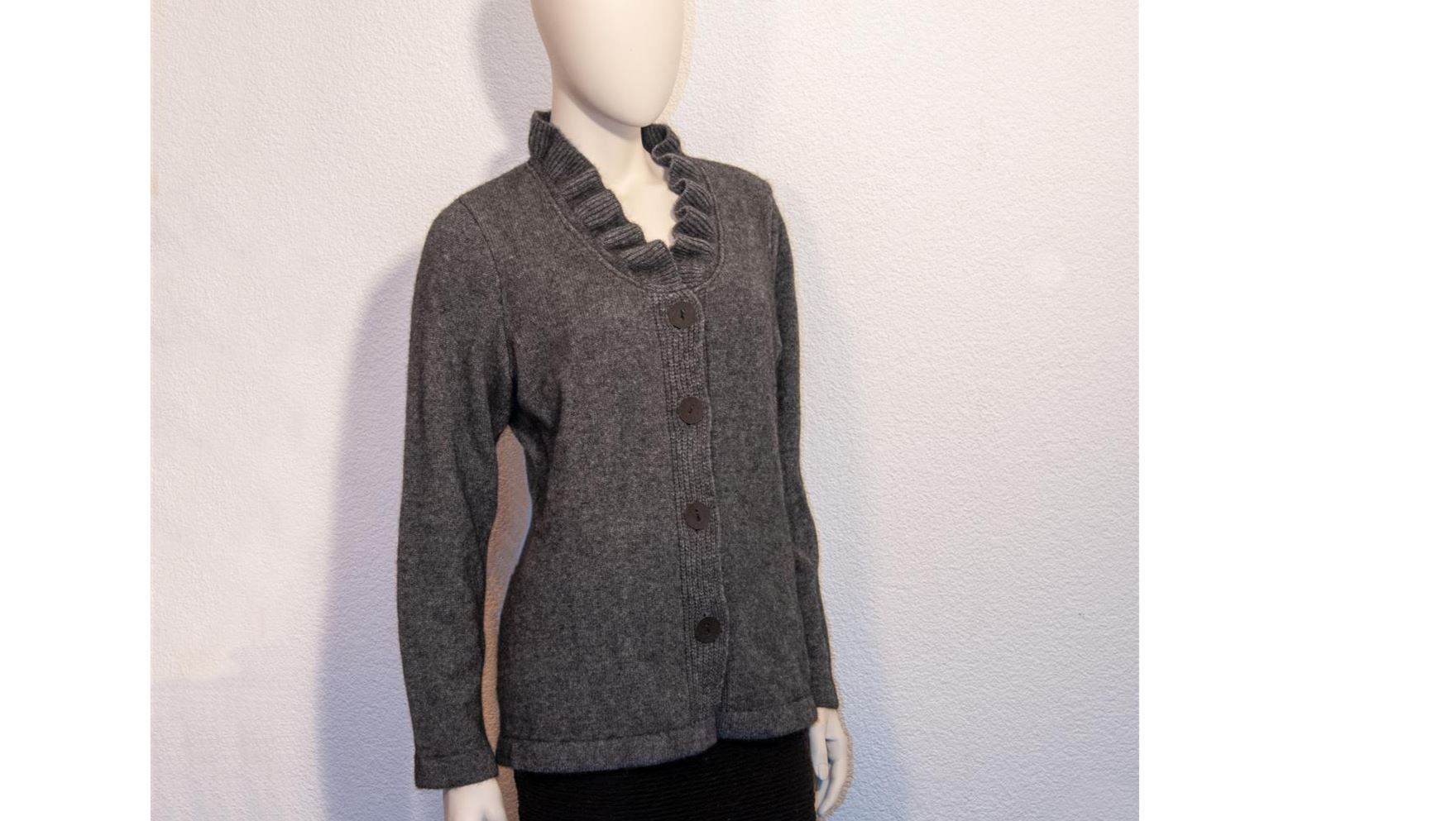 Jacken: Possum Damen Jacke mit Rüschen S grau – Neu und originalverpackt aus Zollikofen von marys-choice