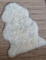 Weißer Schaffellteppich von IKEA 