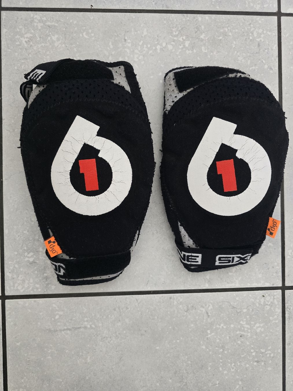 Protections: Sixsixone Ellbogenprotektoren – D'occasion à Zug par nic_wlj8