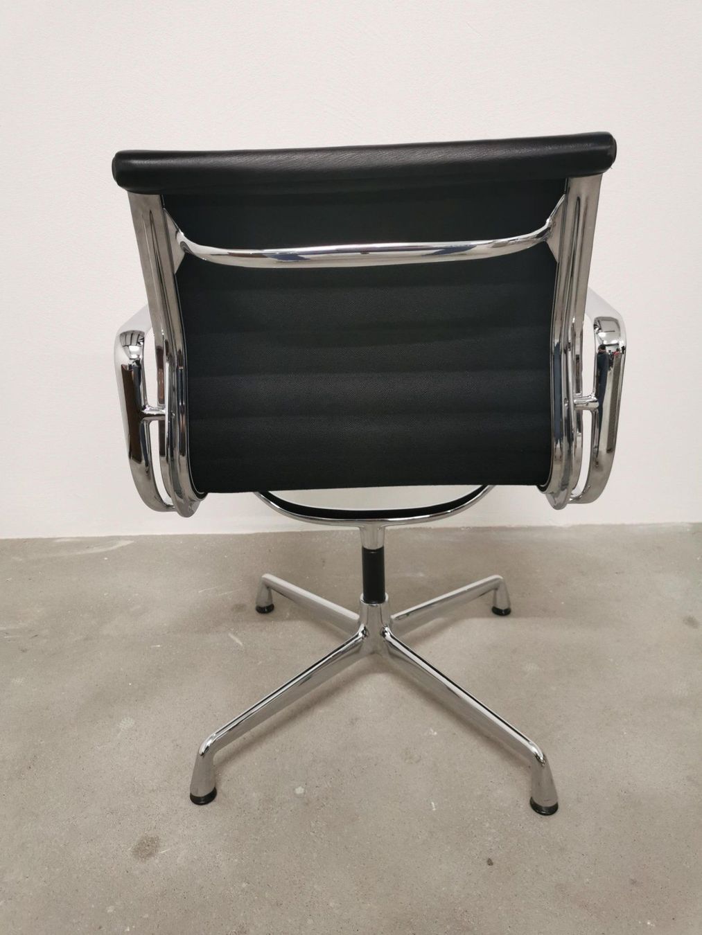 Vitra Poltrone: Vitra Eames Aluminium Chair EA 108 Leder schwarz – Usato da Ruswil venduto da GARAN 2