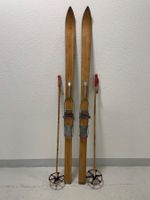 Ski (Nr. 56), Dekoski von ca. 1960 mit Stöcken