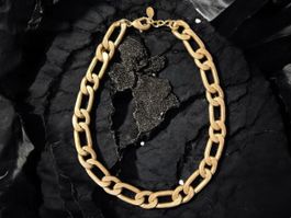 Zara: Goldfarbene Vintage-Halskette mit großer Kette.