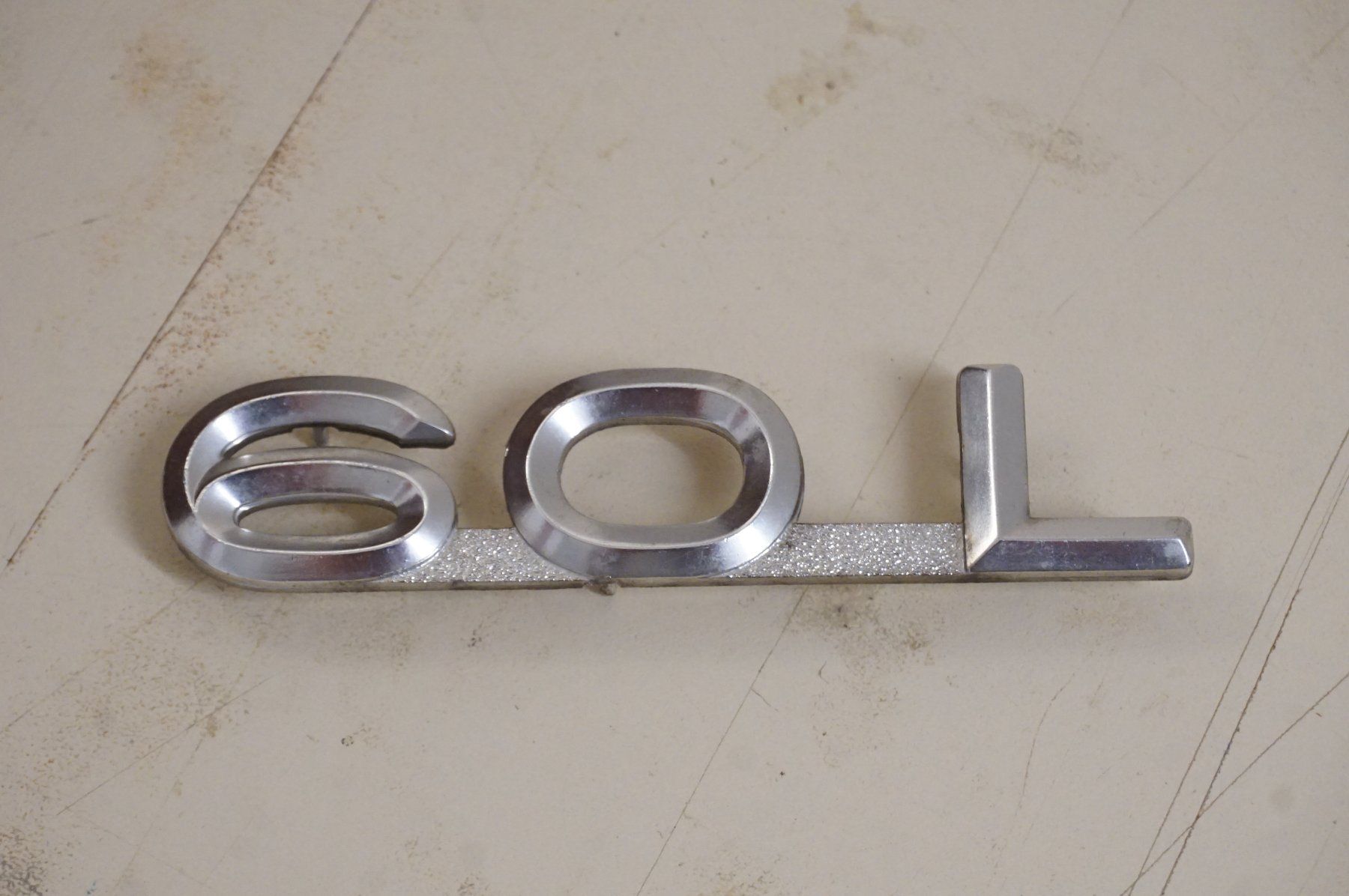 Audi Placchette & Badge: Badge Audi 60L – Usato da Ependes VD venduto da Cartonabanane