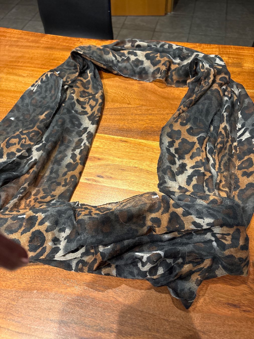 Foulards, Tücher & Schals: Loopenschal Leopardenmuster braun schwarz – Gebraucht aus Andwil SG von schmei 1