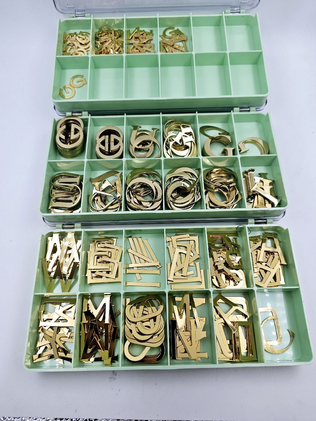 Alle Dekorationen: Goldene Buchstaben Gucci – Gebraucht aus Bassersdorf von AnkerWatch