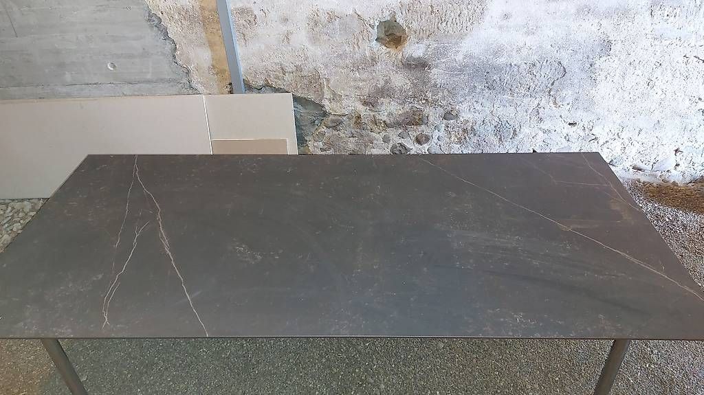 Tische: Gartentisch Dekton dunkel – Gebraucht aus Seedorf BE von Frinlin 2