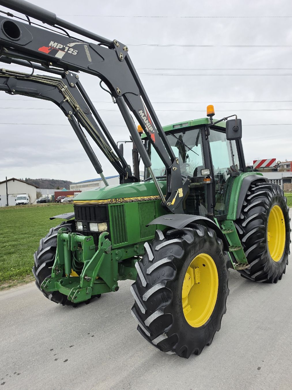 John Deere Trattori: John Deere 6900 mit Druckluft & Frontlader PERLE! – Usato da Bösingen venduto da lauda-lauda 3