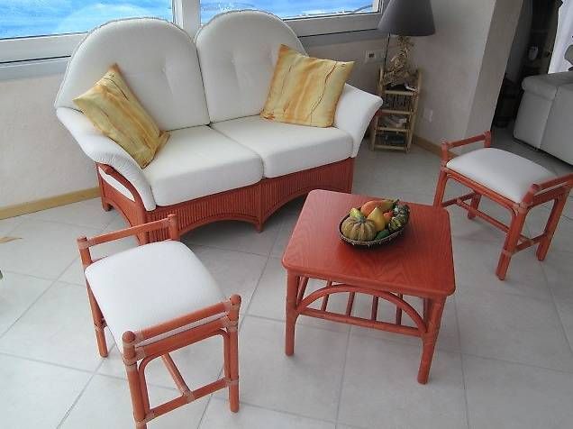 Set di tavolo e panche: Petit canapé et table de salle à manger – Usato da St-Barthélemy VD venduto da John_ 2