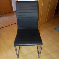 6 schwarze Stühle
