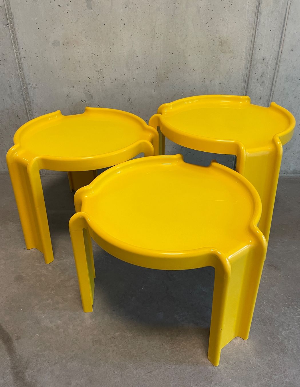 Kartell Tavoli: KARTELL Giotto Stoppino Set Nesting Coffee Table gelb – Usato da Zürich venduto da starch.studio 2
