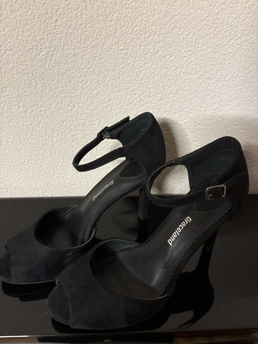 Graceland Scarpe da donna: Schwarze Pumps mit Riemchen - graceland - Gr. 39 – Usato da Niederbüren venduto da Monde09 1