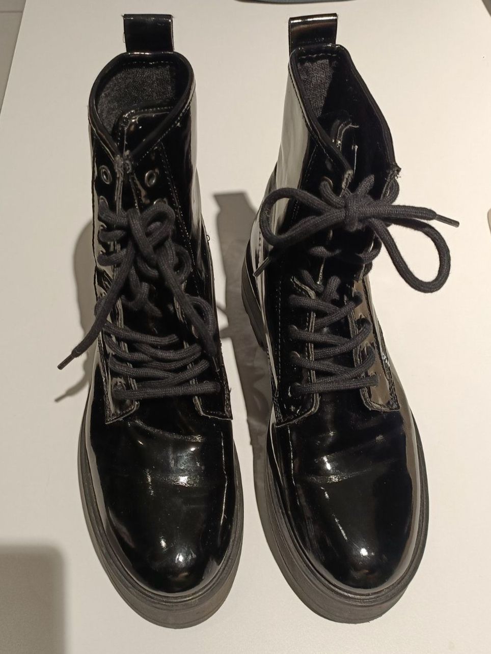 Tommy Hilfiger Scarpe da donna: Tommy Hilfiger Boots Schwarz Lack Gr. 40 – Usato da Zollikofen venduto da Proseco