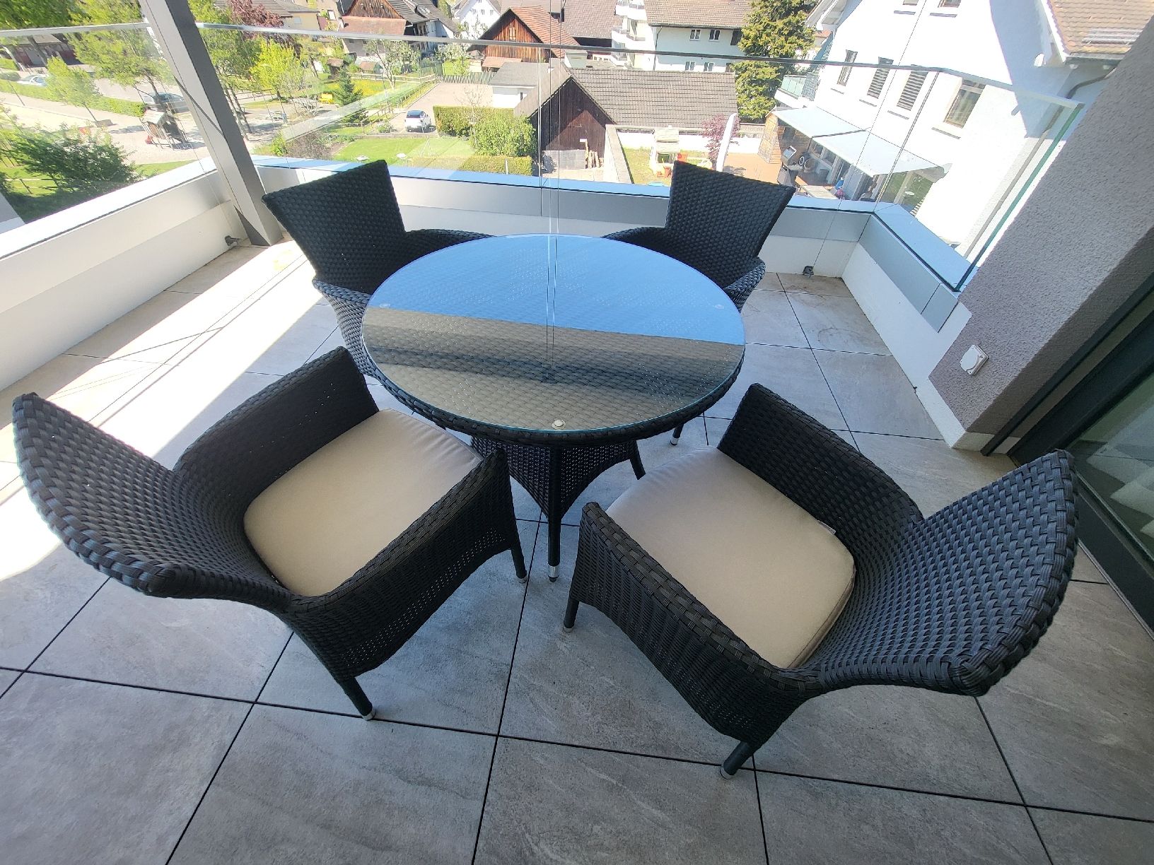 Set di tavolo e panche: Gartenmöbel runder Tisch mit Stühlen rattan – Usato da Zuzwil SG venduto da TSGWEAL1