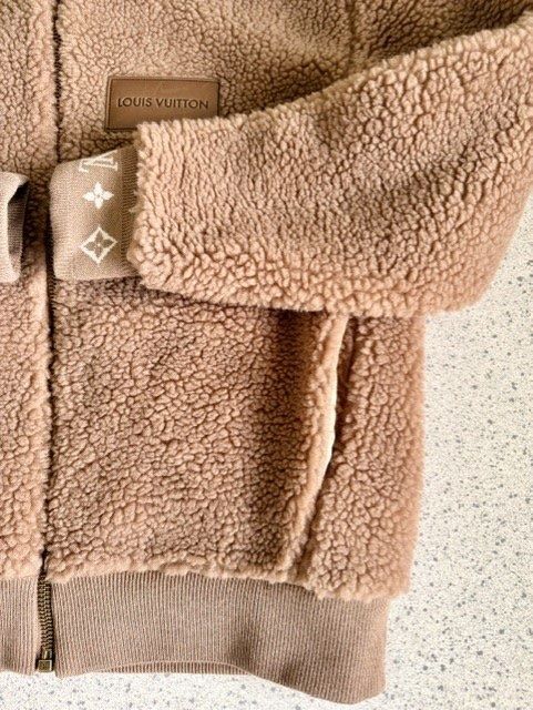 Louis Vuitton Giacche: Louis Vuitton Leather Patch Fleece Blouson - Braun – Nuovo (secondo la descrizione) da Dübendorf venduto da kerstinbrisbane 8