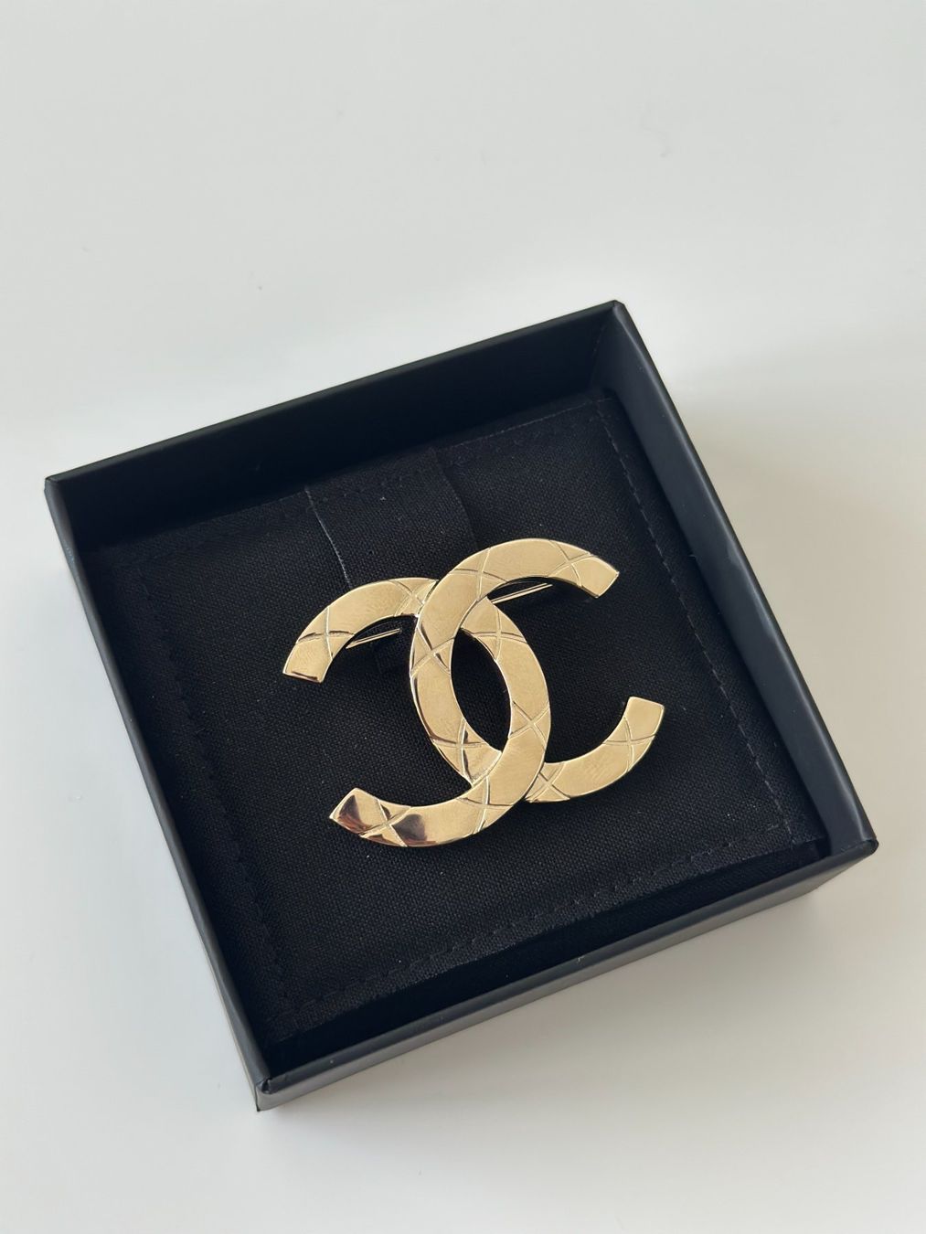Spille & Fermagli: New Chanel CC brooch – Nuovo e nell'imballaggio originale da Lugano venduto da juledo 1