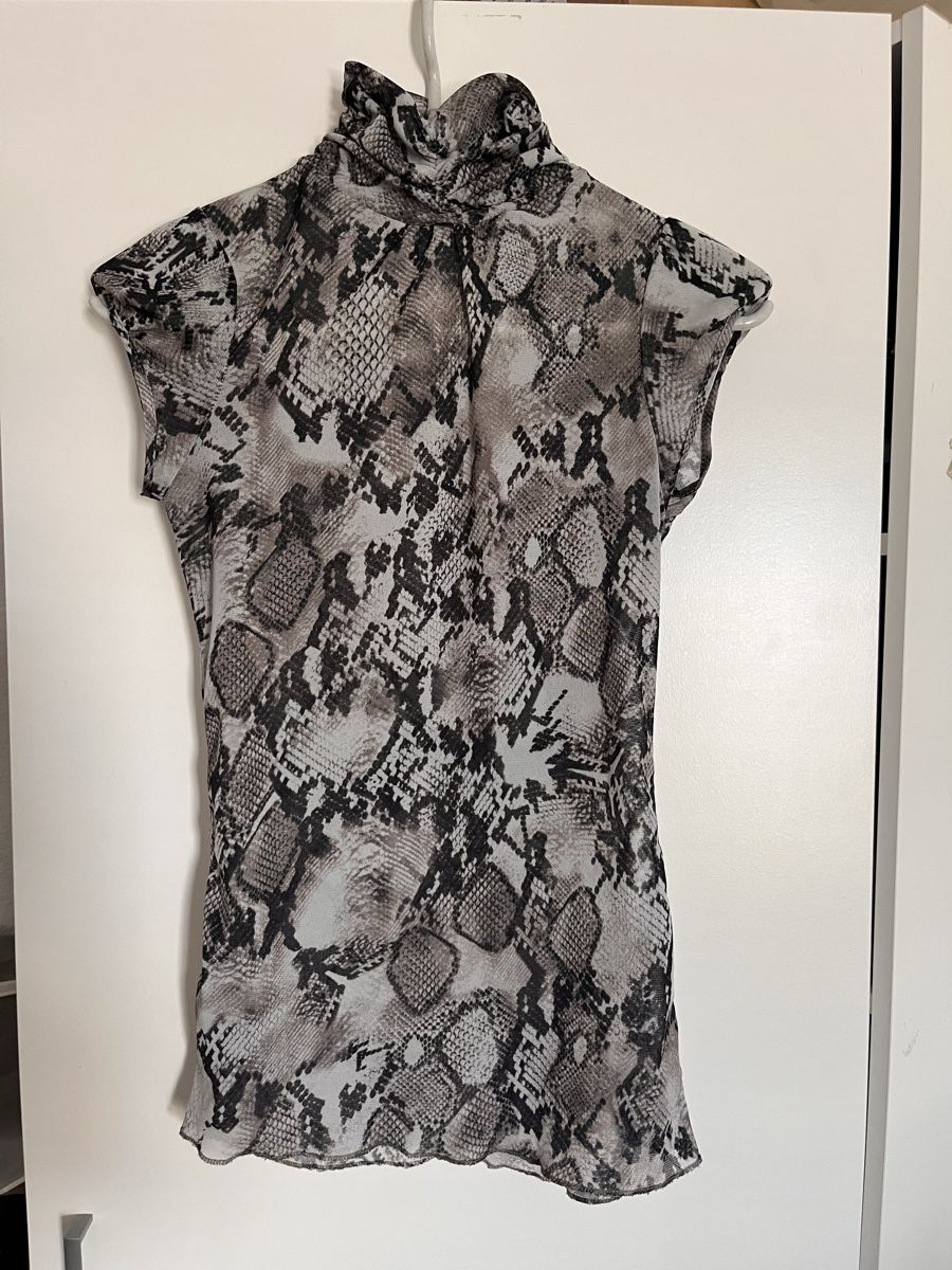 Zara Tops: Damen Bluse Zara Schlangenmuster Grösse S – D'occasion à Wolfhausen par Sel86i