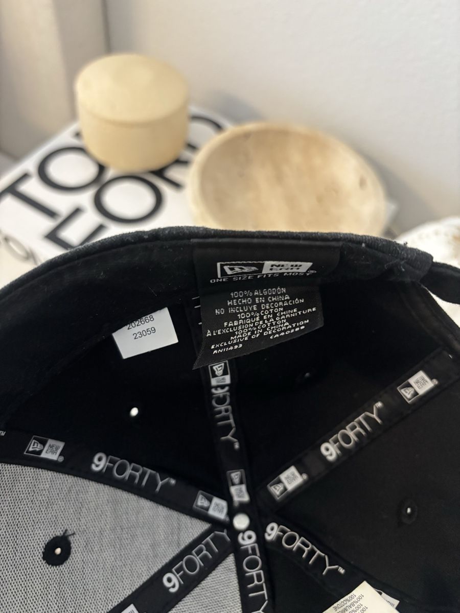 New Era Copricapi, berretti & cappellini: NEW ERA Black Hat One Size Fits All NP: 49.- – Nuovo (secondo la descrizione) da Horgen venduto da lme_8kj7 3