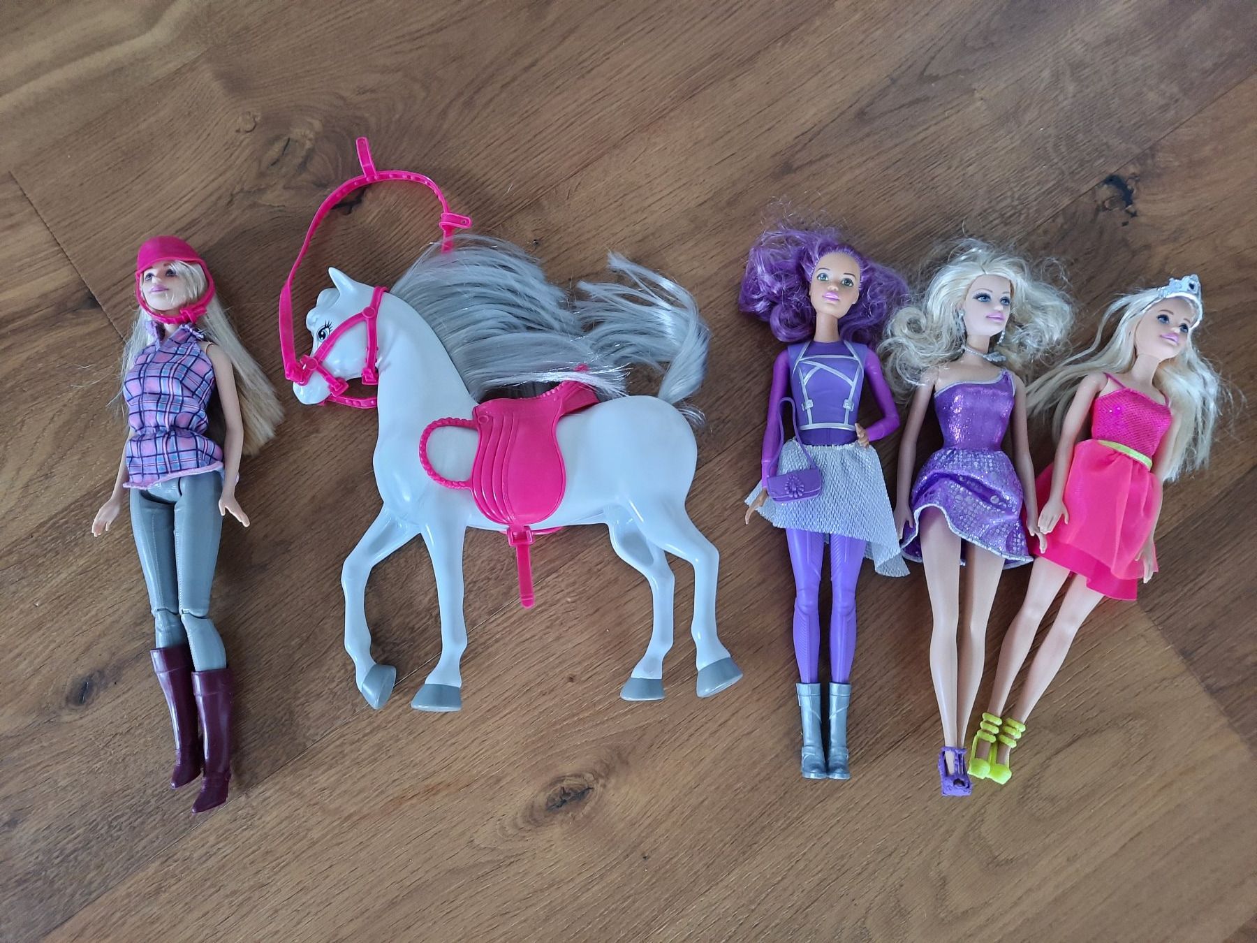 Bambole: 4 Barbies und 1 Pferd – Usato da Altnau venduto da willpower71