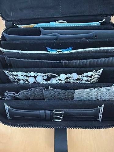 Bracciali & Braccialetti: Diverse Apple Watch Armbänder im Etui – Usato da Brüttisellen venduto da itprofisgroup 2