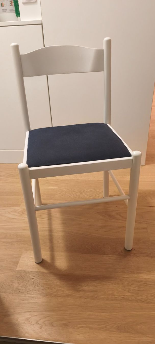 Chaises: 4 weiße Stühle – D'occasion à Männedorf par kri_m7hp 1