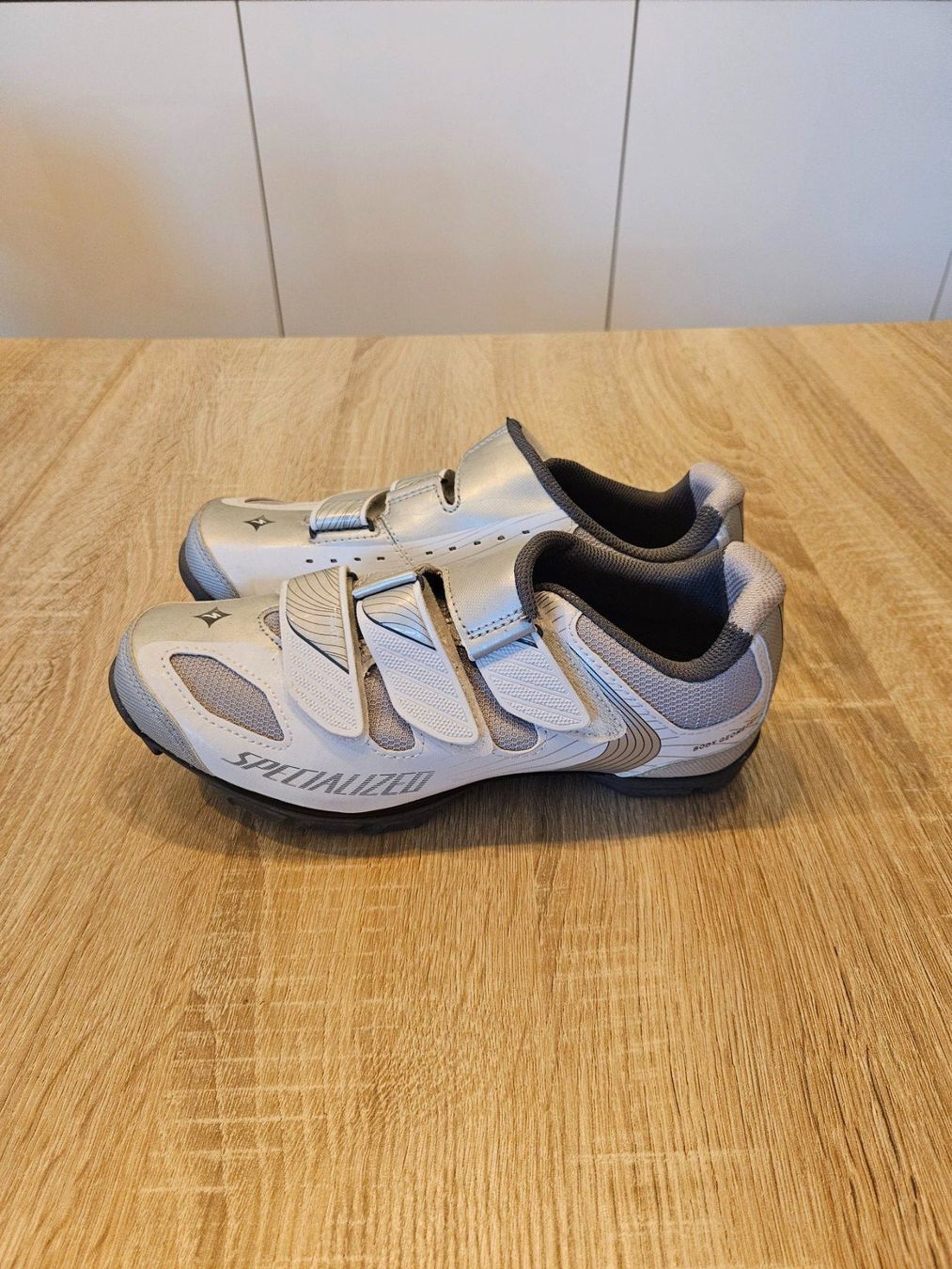 Specialized Scarpe da donna: Veloschuhe Specialized Riata, Weiss/Silber, Gr. 37 – Nuovo (secondo la descrizione) da Brunnen venduto da summerLove6 1