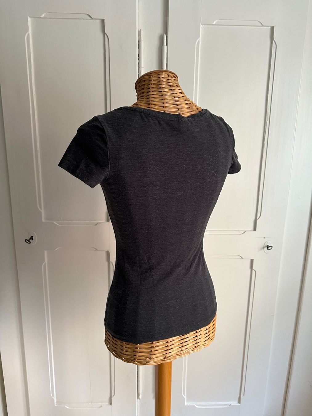 H&M T-Shirts: T-Shirt dunkelgrau XS – Gebraucht aus Zürich von Diazaio 2