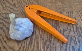 vintage Zyliss Knoblauchpresse in knallorange 70er Jahre