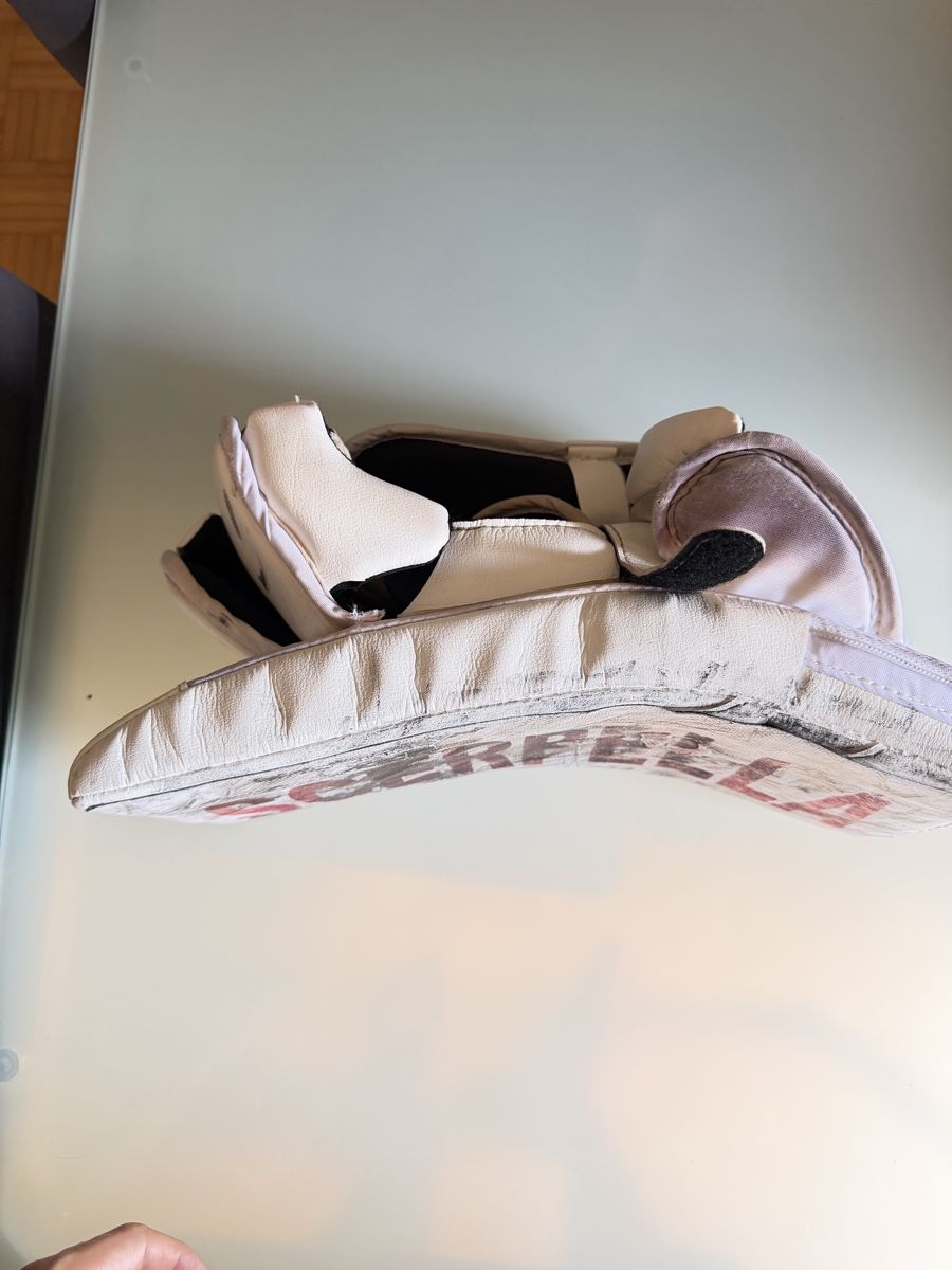 Guanti & manicotti: hockey glove – Usato da Les Avanchets venduto da jaa_9np9 2