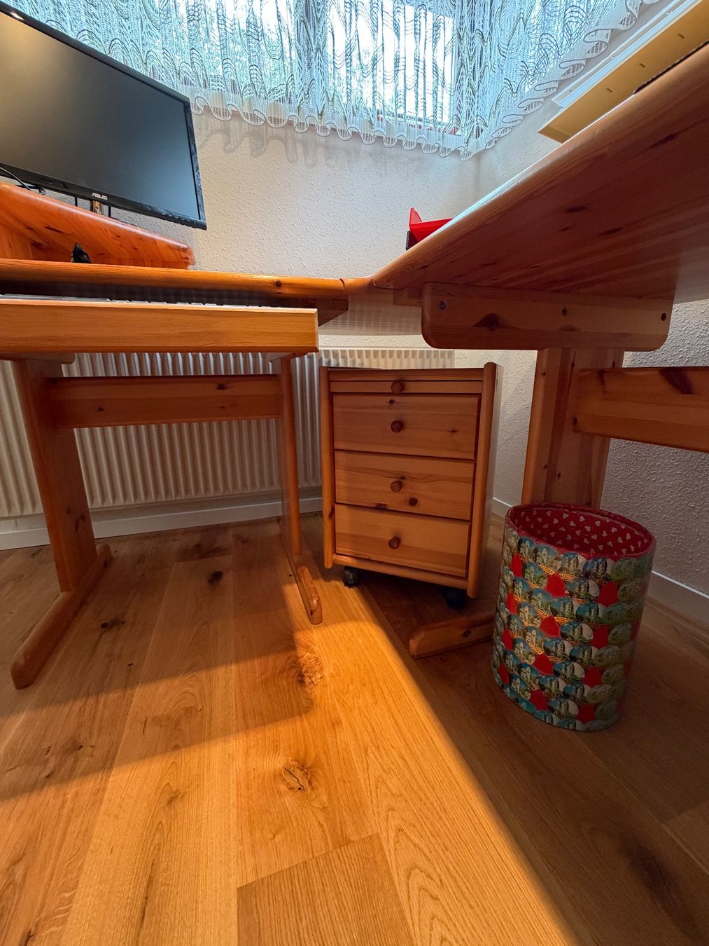 Bureaux: Schreibtisch – D'occasion à Therwil par NK99 3