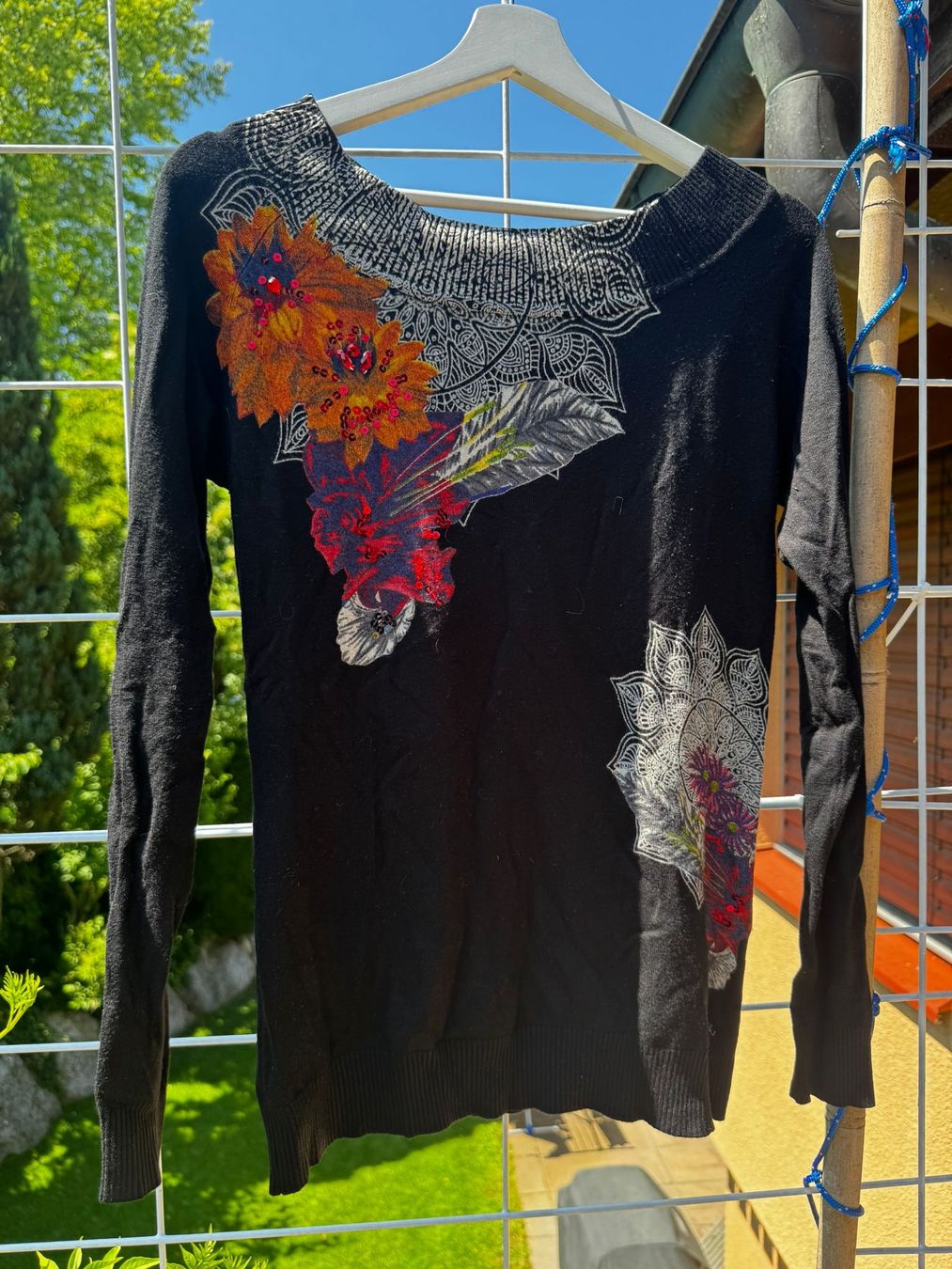 Desigual Maglioni & Felpe: Desigual Pullover, Grösse S, Schwarz mit Blumenmuster! – Usato da Egg b. Zürich venduto da Brocki_Insel_Egg